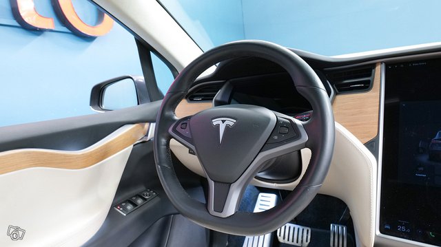 Tesla MODEL X 10