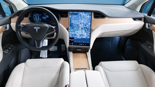 Tesla MODEL X 11