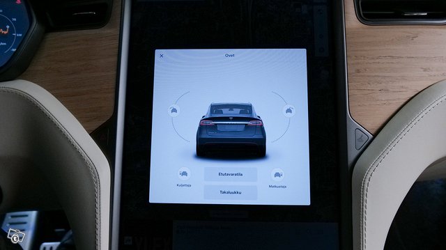 Tesla MODEL X 13