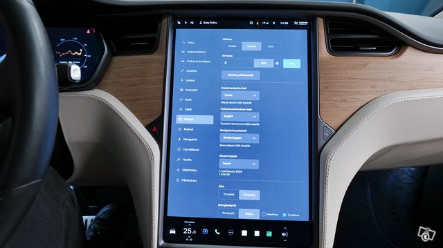 Tesla MODEL X 16