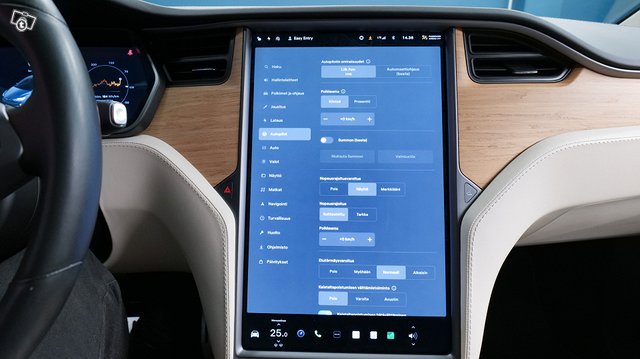 Tesla MODEL X 17