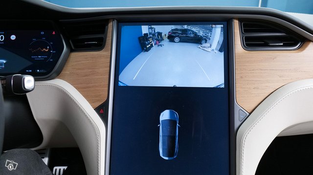 Tesla MODEL X 19