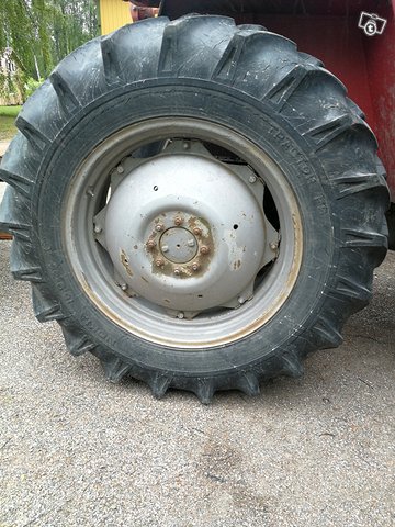 Traktorin rengas, kuva 1