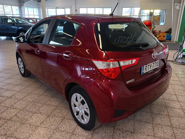 TOYOTA YARIS 2