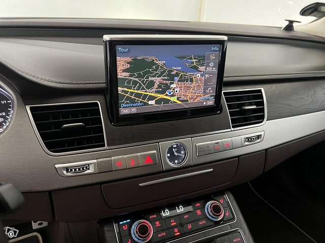 Audi A8 1