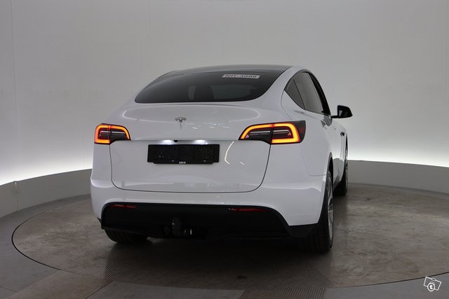 Tesla Model Y 10