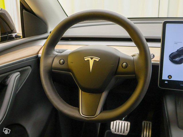 Tesla Model Y 4