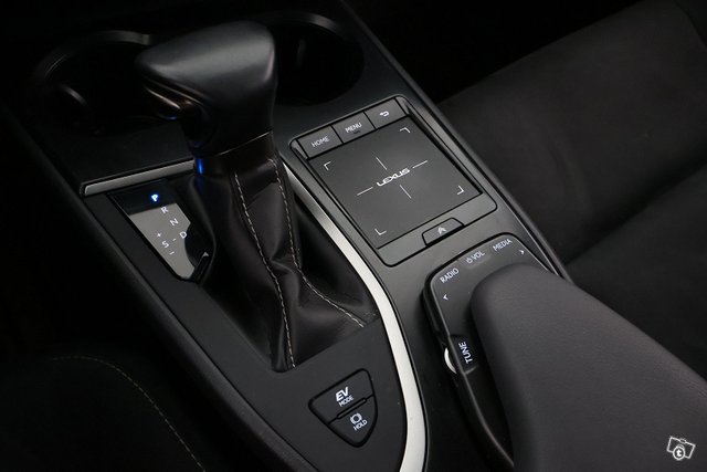 Lexus UX 24