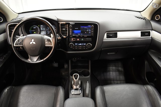 Mitsubishi Outlander PHEV 16