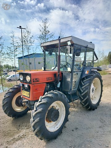 Universal 4wd traktori, kuva 1