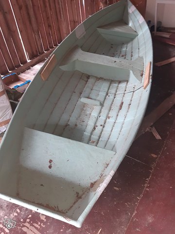 Lasikuituvene remontoitavaksi, kuva 1