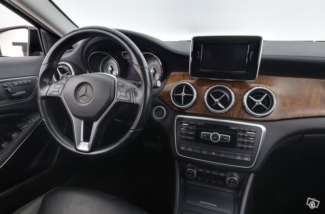 Mercedes-Benz GLA 11