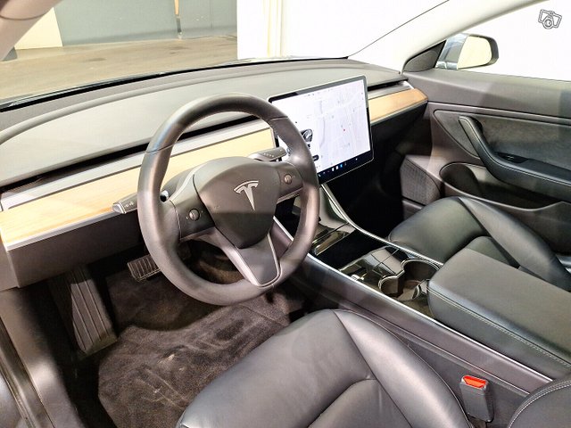 Tesla Model 3 7