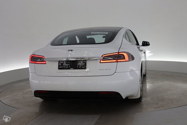 Tesla Model S 10