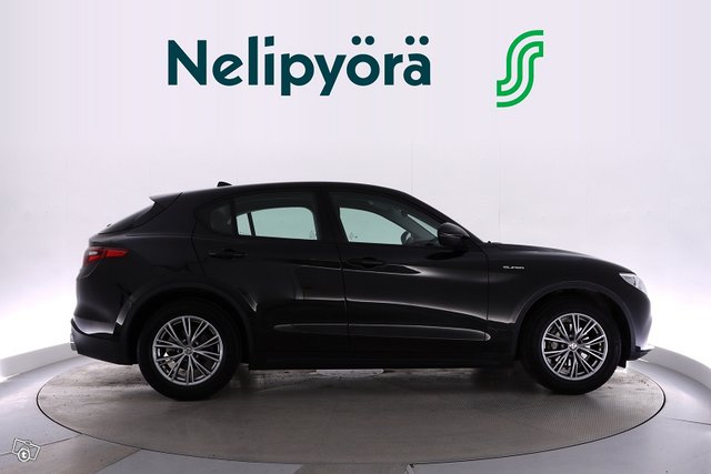 Alfa Romeo Stelvio 4