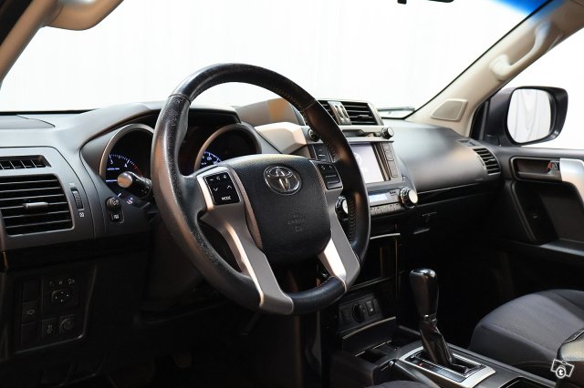 Toyota Land Cruiser 16