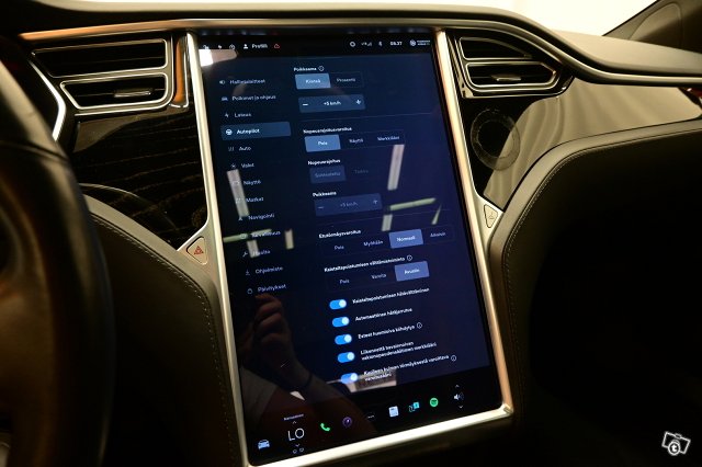 Tesla Model S 24