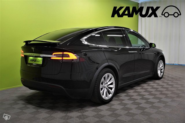 Tesla Model X 4