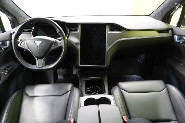 Tesla Model X 8
