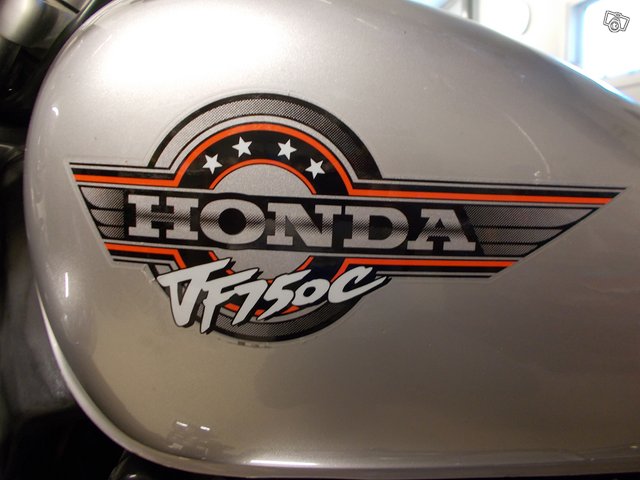 Honda 750C VF Magna 13