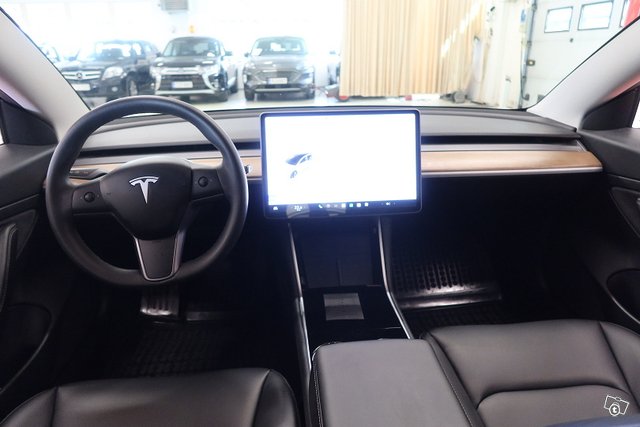 TESLA Model 3 8