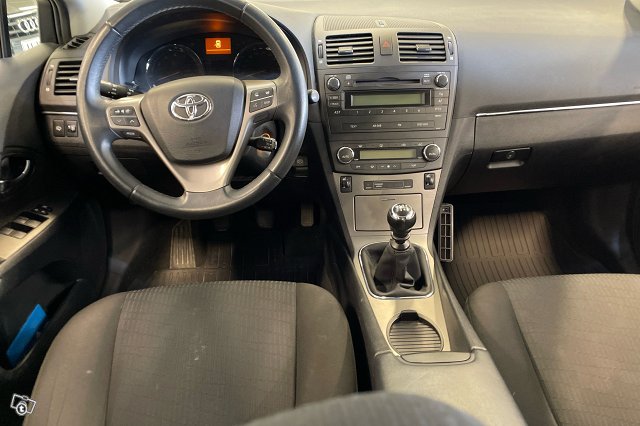 Toyota Avensis 8