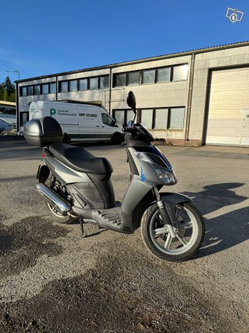 Aprilia Sportcity 200 skootteri, kuva 1