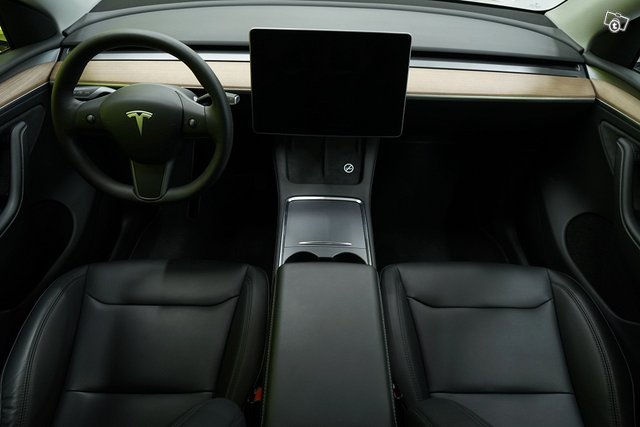 Tesla Model Y 8