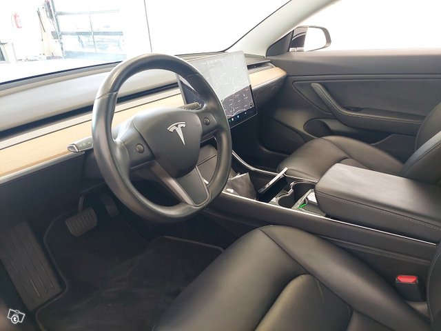 Tesla Model 3 6