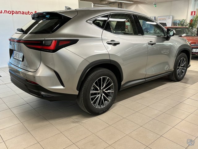 Lexus NX 3