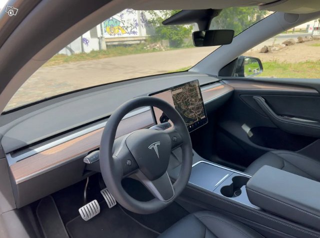 TESLA Model Y 3