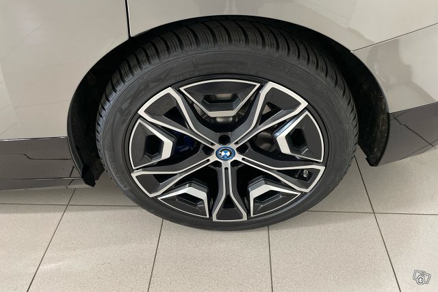 BMW IX 11
