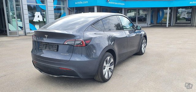 Tesla Model Y 2