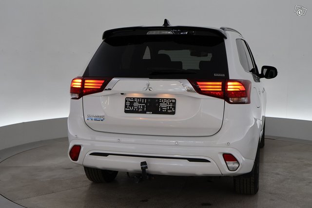 Mitsubishi Outlander PHEV 10