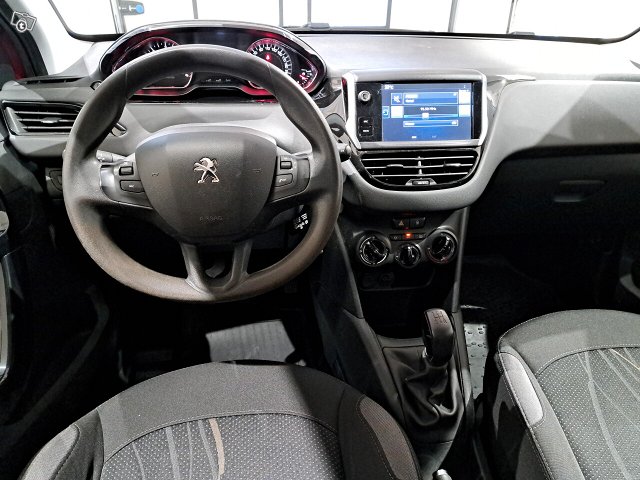 PEUGEOT 208 11