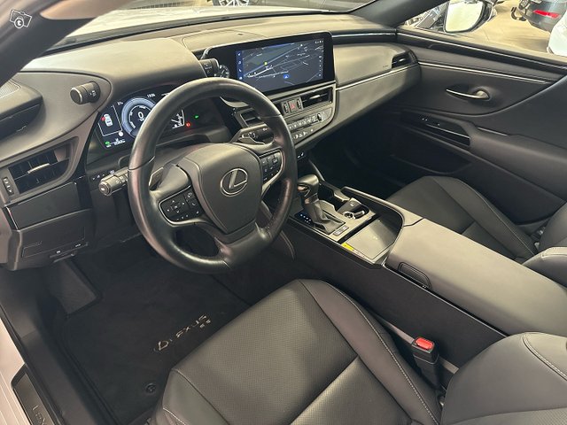 Lexus ES 7