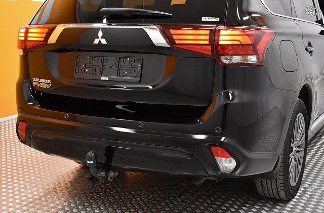 Mitsubishi Outlander PHEV 10