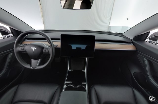 TESLA MODEL 3 16