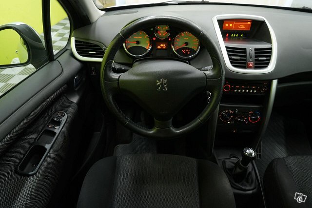 Peugeot 207 15