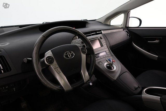 Toyota Prius PHEV 16