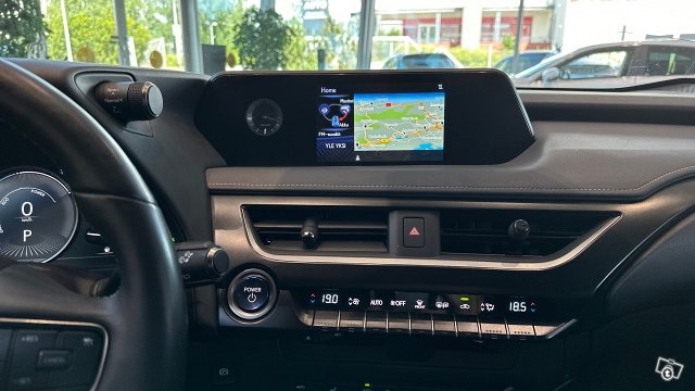 Lexus UX 14
