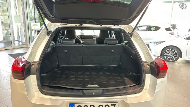 Lexus UX 15