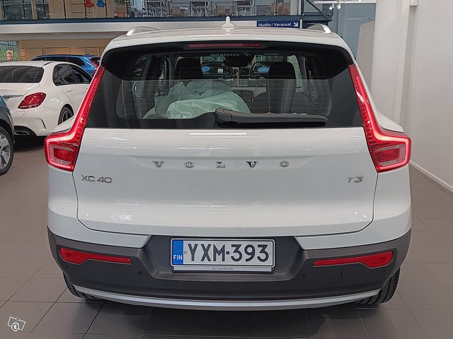 VOLVO XC40 4