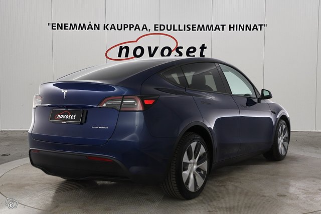 TESLA MODEL Y 4