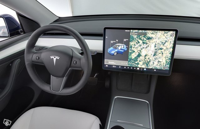 TESLA MODEL Y 8