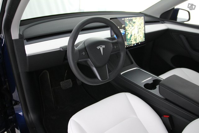 TESLA MODEL Y 9