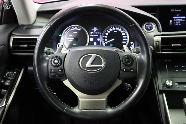 Lexus IS 8