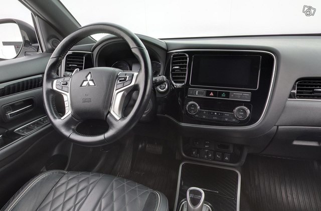 Mitsubishi Outlander PHEV 5