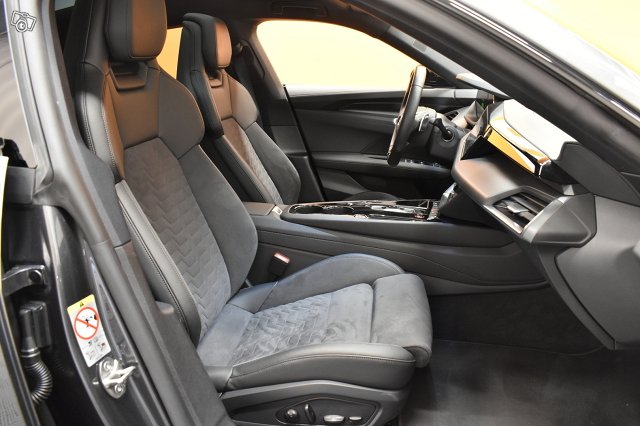 Audi E-tron GT 12