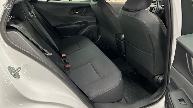 Toyota Prius Plug-in 16